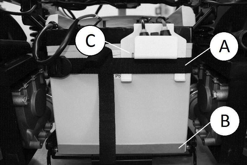 5-48 Observera var batteriet och batterilådans uttag/kontakter sitter fast. Det nya batteriet måste anslutas på exakt samma sätt som det gamla.