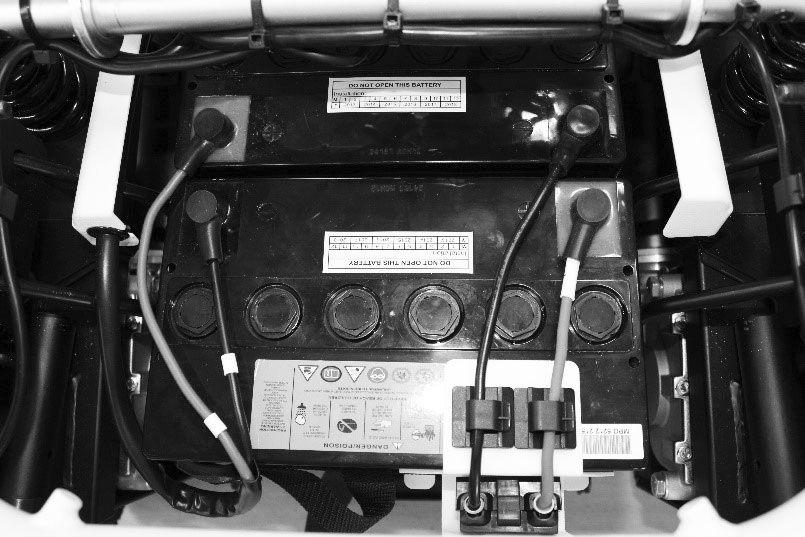 3 Ta bort batterierna ur batterifacket Risk för brand och brännskador om batteripolerna förbikopplas Var mycket försiktig så att batteripolerna inte kortsluts med verktyg eller