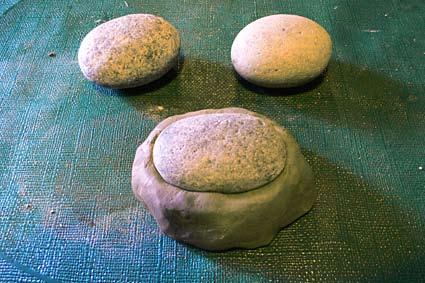 De rester av gamla smältdeglar som hittats av Rune Nygård, en amatörarkeolog från Pyttis, har efter en preliminär metallurgisk analys konstaterats vara delar av gamla deglar och/eller gjutformar