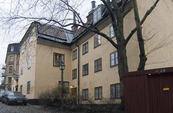 STENHUSET VID RODDARGATAN 5 NÄRMAST OCH BAKOM DET SYNS GAVELN TILL RODDARGATAN 3. FOTO J. MALMBERG. Lägenheten har ursprungliga trägolv. I vindslägenheten har en kakelugn bevarats.