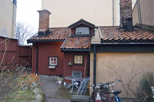 DET LILLA TRÄHUSET MED SIN MURADE FLYGEL PÅ SVARTENSGATAN 32. FOTO J. MALMBERG. OMRÅDESBESKRIVNING Den kraftiga befolkningsökningen i Stockholm på 1600-talet innebar en snabb utbyggnad på malmarna.
