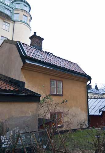GÅRDSFASADEN TILL STENHUSET VID SVARTENSGATAN 34A. FOTO J. MALMBERG. F.D. HÄCKELFJÄLL 10, 11 Svartensgatan 32 och 34 Tomten är bebyggd med två bostadshus från 1700-talet ett trähus med flygel av sten