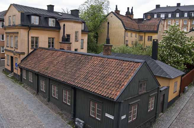 TRÄHUSET VID SVARTENSGATAN 38A OCH I BAKGRUNDEN STENHUSET VID SVARTENSGATAN 38B. FOTO J. MALMBERG. för dålig kondition för att rustas upp.