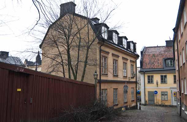 RODDARGATAN ÖSTERUT MED STENHUSET FRÅN 1867 TILL VÄNSTER. FOTO J. MALMBERG. BYGGNADSBESKRIVNING Tomten har en i stort sett välbevarad, tät bebyggelse runt en smal gård som nås från Svartensgatan.