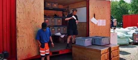 4.2 Materiel Ett stort materielbehov kommer snabbt att uppstå. Materiel som kommer att behövas är bland annat saneringsutrustning såsom till exempel spadar, uppsamlingskärl och skyddskläder.