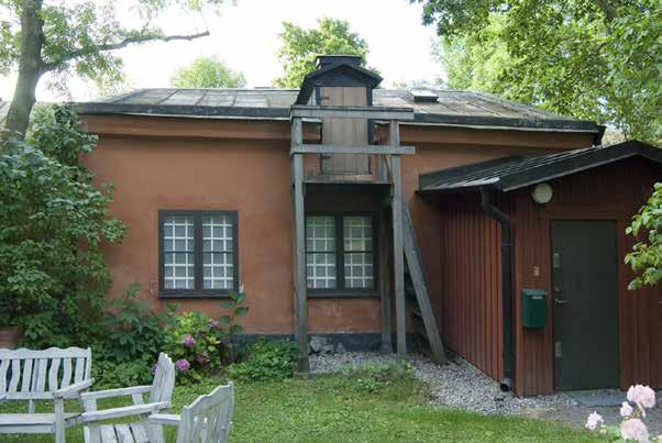 GÅRDSHUSET FRÅN 1880. FOTO J. MALMBERG. detta butiks- och hantverkslokaler. Dessa används numera som tvättstuga och soprum. En bevarad butiksdörr och fönster vittnar om lokalernas tidigare användning.