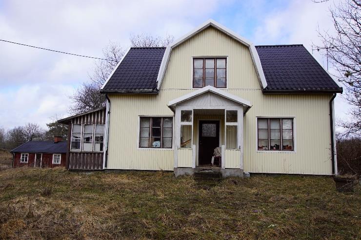 Englasfönster med innanfönster samt takbeklädnad av plåt. Enskilt vatten ur egen brunn. Enskilt avlopp, ej godkänt.
