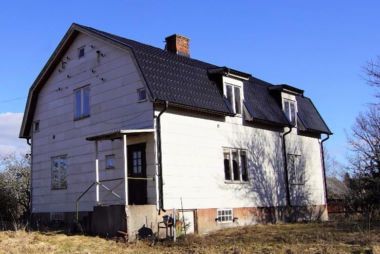 Ovanvåningen består av 3 rum, kök och toalett med bad.