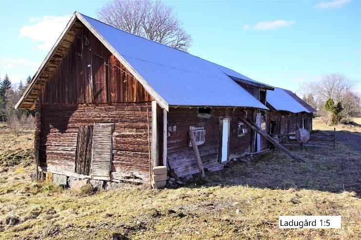 Ekonomibyggnaderna består av en timrad ladugård av äldre modell med tak som