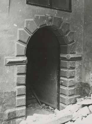 PORTAL MOT GÅRDEN I DEN RIVNA BEBYGGELSEN, VILKEN INSPIRERAT UTFORMNINGEN AV PORTALERNA VID NORRA DRYCKESGRÄND. OKÄND FOTOGRAF ÅR 1939. SSM:S ARKIV F 22266.