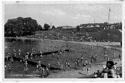 färdigställd 1965, skapade tillsammans med Folkungavallen ett område för sport och rekreation i omedelbar närhet till stadens centrum. Äldre bild (ej daterad) från Tinnebäcksbadet.