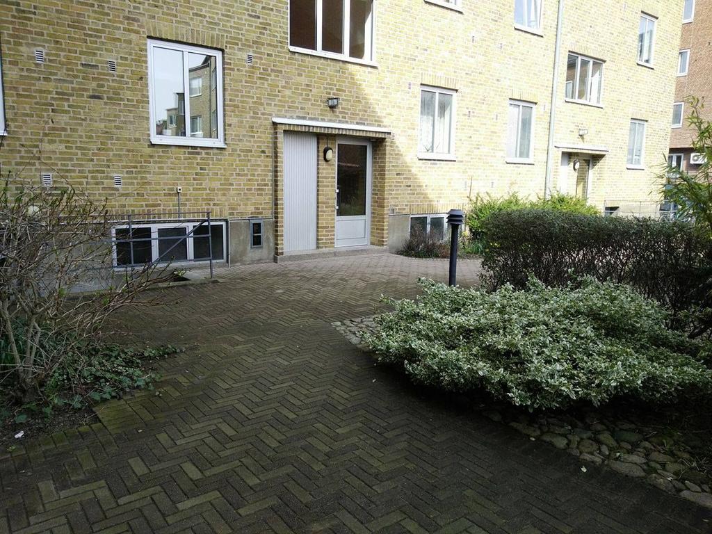 När jag kommer in på gården känner jag att jag inte riktigt vet var jag ska ta vägen då den