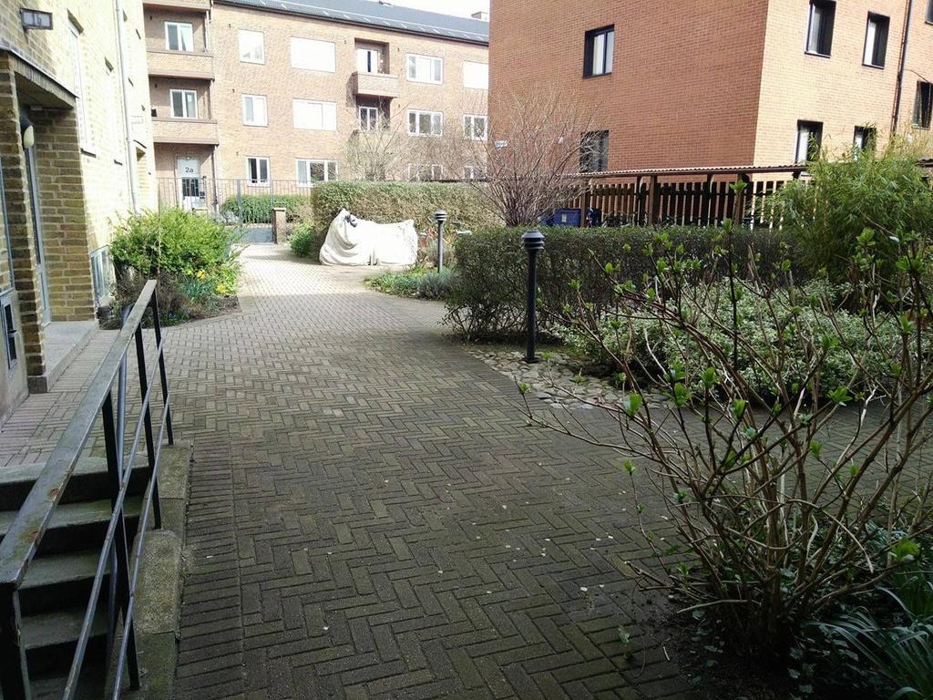 Växtmaterialet som är planterat upplevs osammanhängande och gården känns ej planerad för att