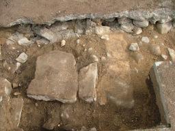 KALMAR LÄNS MUSEUM KLÄCKEBERGA KYRKA ARKEOLOGISK FÖRUNDERSÖKNING sättsandslager och under sättsanden vidtog ett 0,02-0,10 m tjockt torv och matjordslager.