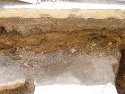 Skalmurarna var drygt 1 m breda med kantstenar som var cirka 0,4 m stora och mellan 0,1 0,2 m tjocka. Stenarna inne i muren var cirka 0,1 0,2 m stora och blandade med kalkbruk.