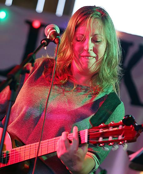 Feministisk visrock n roll med Maud Lindström Kom och lyssna på svängig, feministisk visrockn roll med trubaduren och låtskrivaren Maud Lindström.