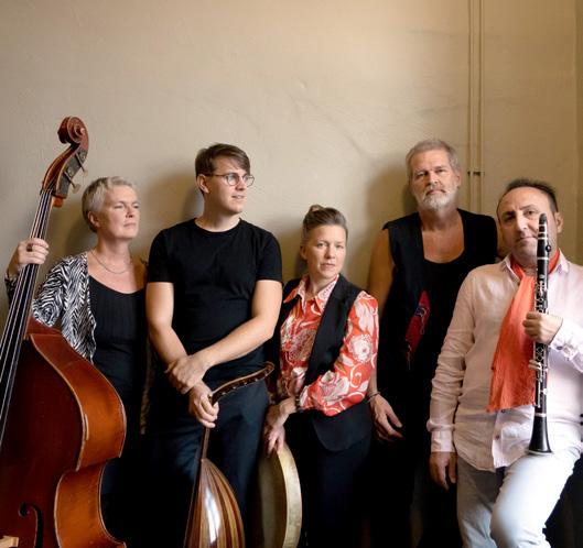 Galicien. Musiken blandar de med andra stilar och traditioner, till exempel flamenco, jazz, afrikanska rytmer och nordiska toner.