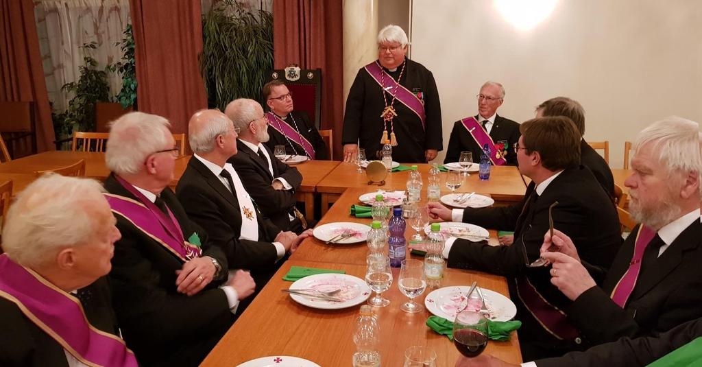 Grad IX Måndagen den 15 oktober presiderade den högt upplyste brodern Per Alkstål för första gången som ordförande i sin kapitelbrödraförening, Hertig Carl, på Termometergatan.