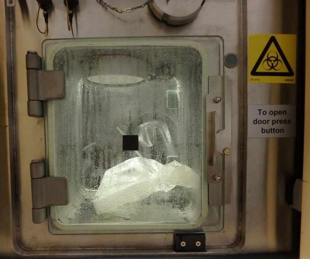 Ett prov med misstänkt smitta saneras ut från det biologiska fältanalyslaboratoriet för att sedan kunna transporteras till FOI. Foto: Joakim Bergqvist FBD 4.