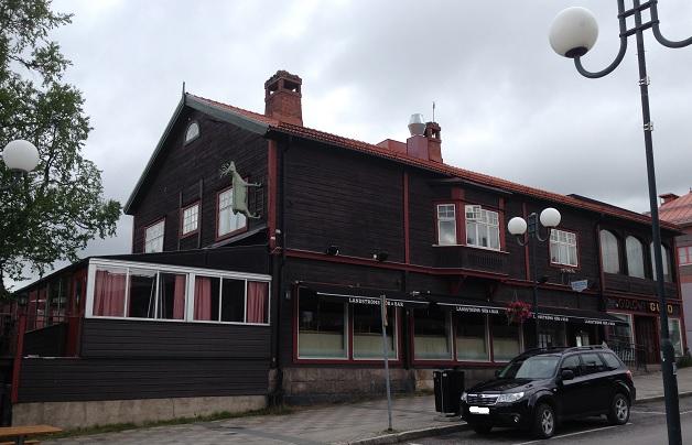 18 Safari. Flertalet byggnader från perioden är bevarade i centrum som annars präglas av saneringen mellan 1950- och 1970-talet.