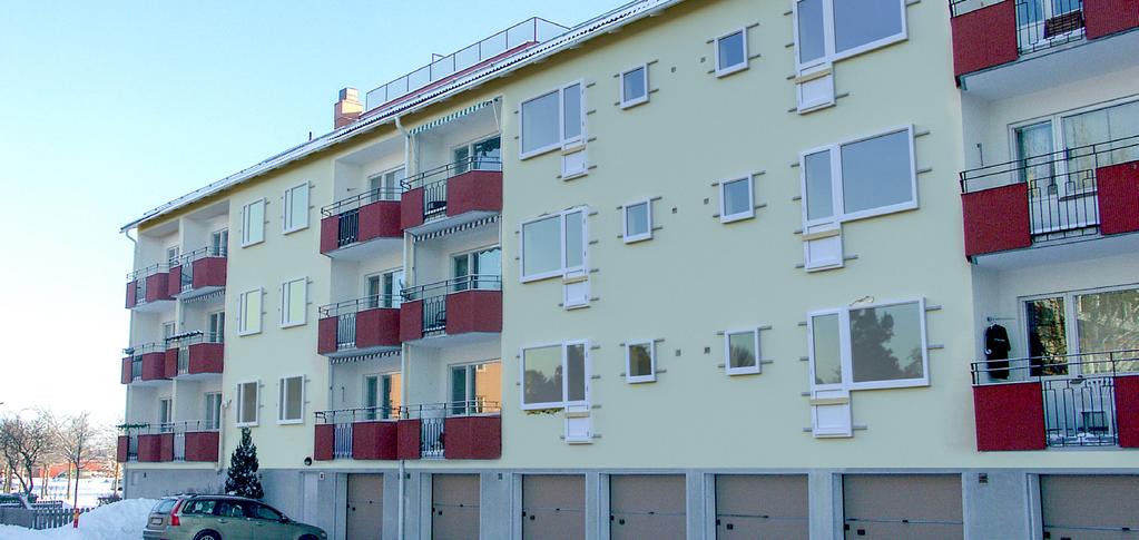 FÖNSTERMONTAGE: Fönsterhuset Energieffektiva Svenska fönster monteras snabbt på utsidan av de gamla fönstren i en specialtillverkad montageram.