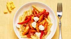 Med några smarta knep kan du trolla fram en enkel men god pastarätt på en kvart. Ta genvägen med färdigstrimlad kycklingfilé och en förpackning tomatsås med vitlökssmak.