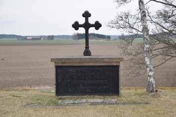 1811 kom ett kungligt påbud att kyrkogårdarna skulle förses med trädkransar och vid mitten av 1800-talet var det allmänt förekommande med trädkransar kring kyrkogårdar även på landsbygden.