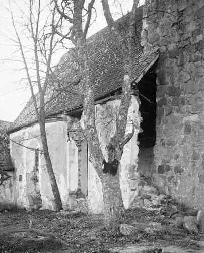 von Essen verkade för att församlingen skulle uppföra en ny kyrkobyggnad. År 1867 var ritningarna till den nya kyrkan klara och tvår senare började man bygga.