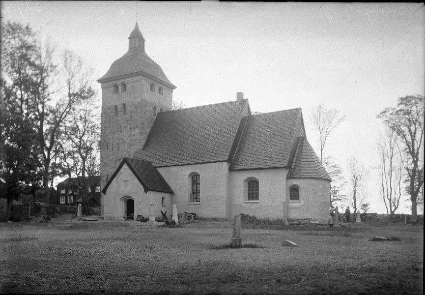 - fortfarande gudstjänst emellanåt. Den 1 juni 1919 invigdes Balingsta kyrka av ärkebiskopen. Högtiden inleddes i tegelkyrkan och sedan gick deltagarna i procession till den restaurerade kyrkan.