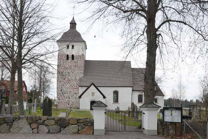 av gravkonstens variation. Öster om kyrkan står en gravtumba över Alfred Bergs grav.