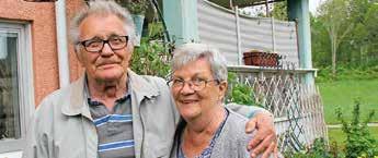 Paret har bott i lägenheten på Knektbacken i 14 år, och har inga planer på att flytta. De trivs bra. När man kliver ut på uteplatsen förstår man varför.