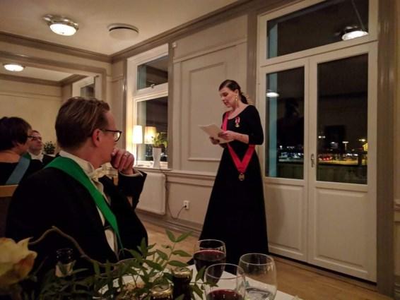 Kvällen fortlöpte med en som vanligt välkomponerad måltid. Talet till recipienderna hölls av syster Jane Krook.