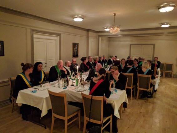 Syster Pernilla Lannerås överlämnade Svarta Örns Orderns minnesbok till brödralogen Läckö Slott från Damklubben Maria Eufrosyne för tack för all