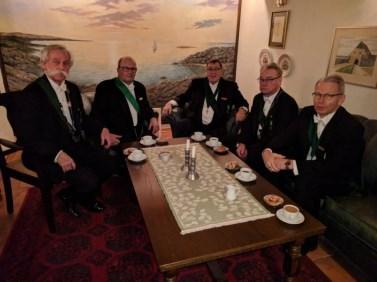 ifall vi skulle införa den gamla marskalkdräkten men detta avfördes snabbt då vi har svårt