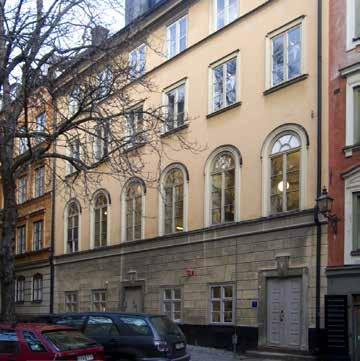 FASADEN MOT SJÄLAGÅRDSGATAN. DE RUNDBÅGIGA FÖNSTREN PÅ ANDRA VÅNINGEN TILLHÖR DEN FÖRE DETTA SYNAGOGAN. FOTO: J. MALMBERG. snickerier som till stor del finns bevarade i dag.