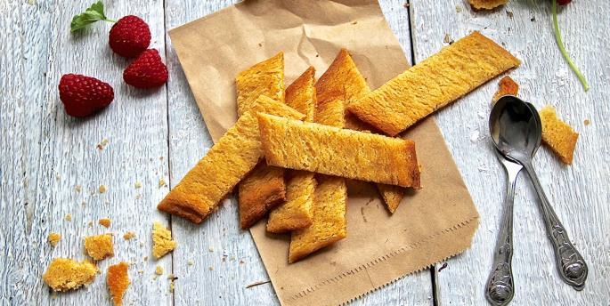 Sirapssnittar Lättbakade kolasmakande kakor som blir både sega och knapriga. Prova gärna att smaksätta smeten med en tesked malen kardemumma eller ingefära för variation.