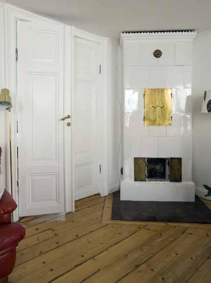INTERIÖR MED ÄLDRE BRÄDGOLV, PARDÖR- RAR OCH KAKELUGN FRÅN ANDRA HALVAN AV 1800-TALET. FOTO: J. MALMBERG.