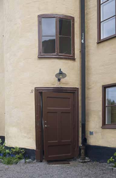 GÅRDSFLYGELNS VÄLVDA TRAPPHUS MED URSPRUNGLIGA FÖNSTER. FOTO: J. MALMBERG. Plats för social hjälpverksamhet Under tidigt 1900-tal uthyrdes en lokal i huset till fattigprästen på söder, John Hedberg.