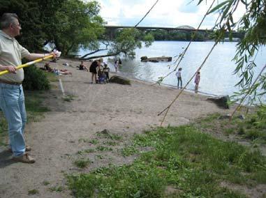 Algblomning: - Vattenväxtlighet: - Bryggor: - Byggnader: - Dusch: 1 st Livräddningsutrustning: Ja, frälsarkrans och stege. Lekplats: - Omgivning: Parkmark med kolonistugeområden.