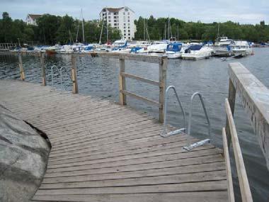 Instrumentvägen, ner till flerfamiljshusen. Gångväg längs stranden Annat: Djupt. Endast 20 m avstånd till båtarna vid hamnen. Ansvar: Hägersten-Liljeholmens sdf Möjliga föroreningskällor: Båtklubben.