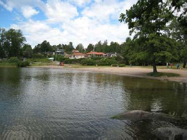 Villabebyggelse, Fortums fjärrvärmeverk omedelbart öster om badet. Tillgänglighet: Väg med liten parkering. Annat: Scotstuga med brunnslock utanför (A). Stora fartyg går in till Fortum.