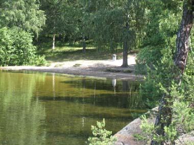 Vattenväxtlighet: Vass Bryggor: - Byggnader: - Dusch: - Livräddningsutrustning: - Lekplats: - Omgivning: Skog, isälvsavlagring Tillgänglighet: Liten grusväg.