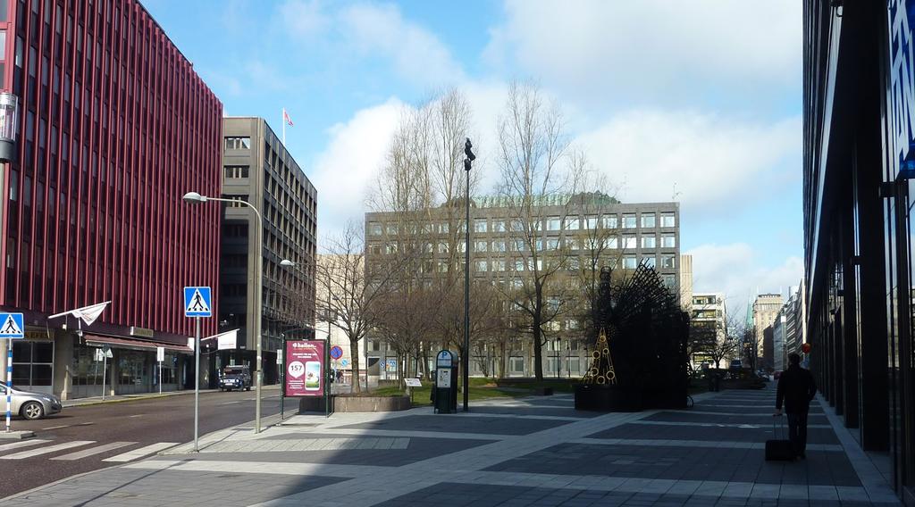 Sida 7 (14) Bild: Under 1977 färdigställdes dagens Brunkebergs torg, som kan upplevas nedtyngt och underordnat av omgivande monumentala och mörka fasader. Platsen inbjuder inte till några aktiviteter.