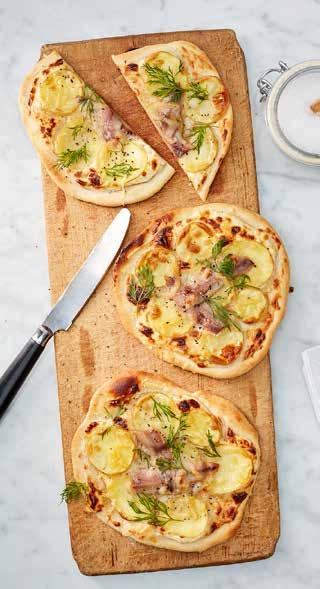 Ägg och bacon 10 PORTIONER Nypotatis med anjovis 10 PORTIONER 20 nypotatisar 250 g anjovis 3 dl riven Gruyère dill Blanda crème fraiche med