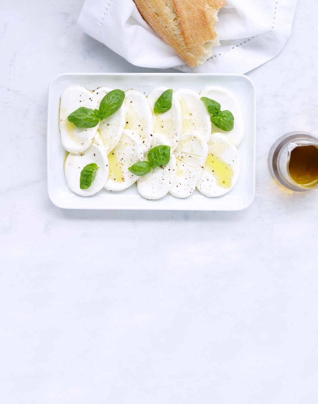 Ingen sommar utan MOZZARELLA Dags att planera inför sommarens menyer? Med sin mjälla smak och fluffiga konsistens är mozzarellan lika självklar till strandlunchen som plockbuffén.
