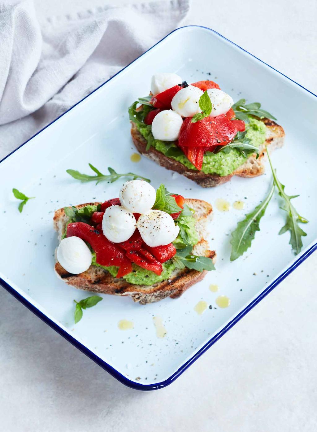 Ärtpesto med mynta 5 PORTIONER 500 g kokta gröna ärtor ½ dl olivolja ½ dl hackad mynta 2 klyftor vitlök salt peppar 5 skivor surdegsbröd ruccola rostad paprika i olja 20 st Galbani