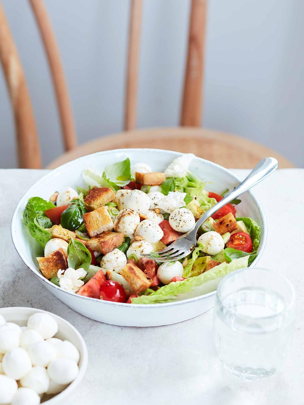 Sommarsallad 5 PORTIONER 5 skivor surdegsbröd olivoja mixad sallad 20 st cocktailtomater 2 st avokado, skurna i bitar 50 st Galbani Mozzarella Cocktail Vinägrett 1 dl olivolja ¼ dl vitvinsvinäger 2