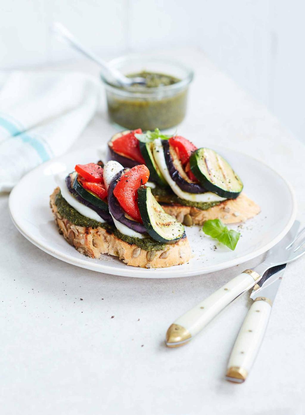 Dela tomater och strö över tillsammans med bröd, avokado och mozzarella. Rör ihop vinägrett.