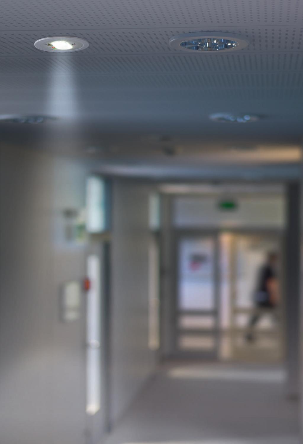 SLG NÖDBELYSNINGAR Nödbelsning med batteribackup med 3 timmars brinntid Avsedda för infälld takmontering Självövervakning (SC) och Fail-Safe-kontakt (öppnar vid fel) Etra fjärrstrningsanslutning (F+,
