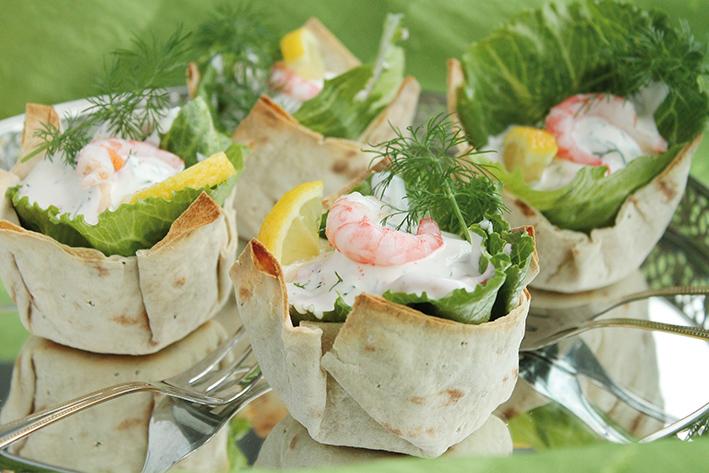 Tunnbrödskorgar med räksallad (4 portioner) Att göra egna serveringskorgar av tunnbröd är inte alls svårt men det krävs att man planerar lite och börjar i god tid.
